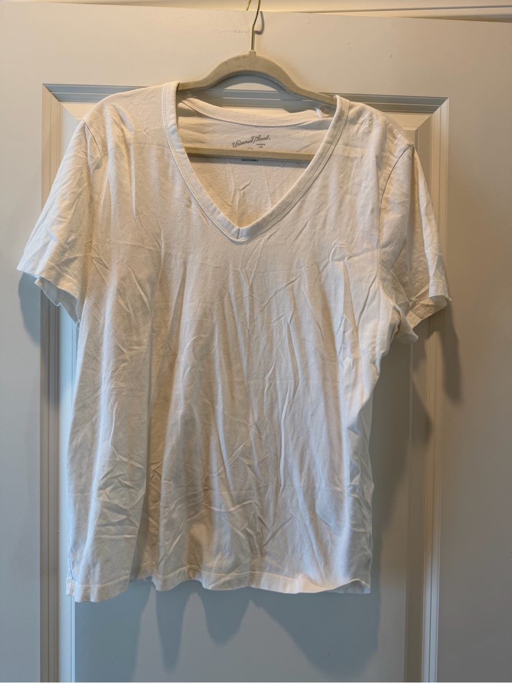 Universal Thread Women's White V-Neck Short Sleeve Tee